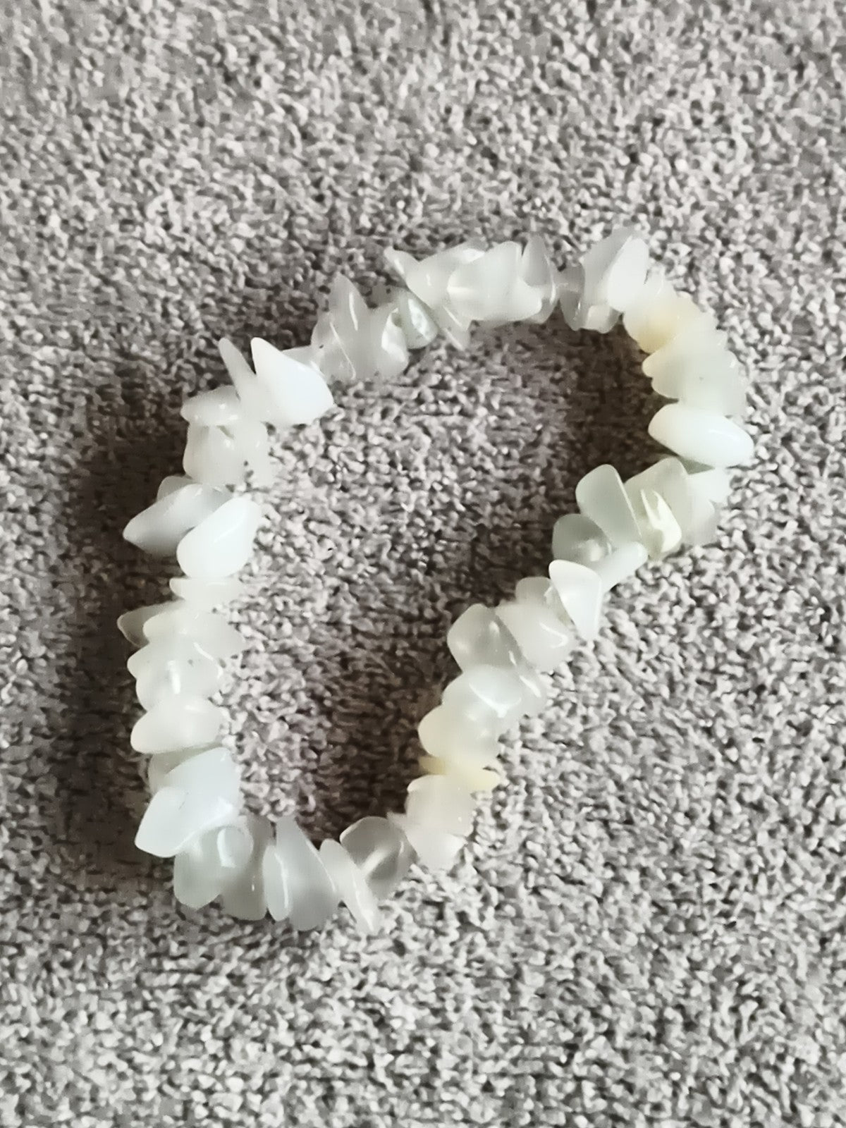 Bracelet élastique pierres naturelles blanches, chips irréguliers, bijou fantais