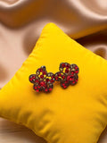 Broche vintage fantaisie fleur ajourée métal doré et strass rouges rétro