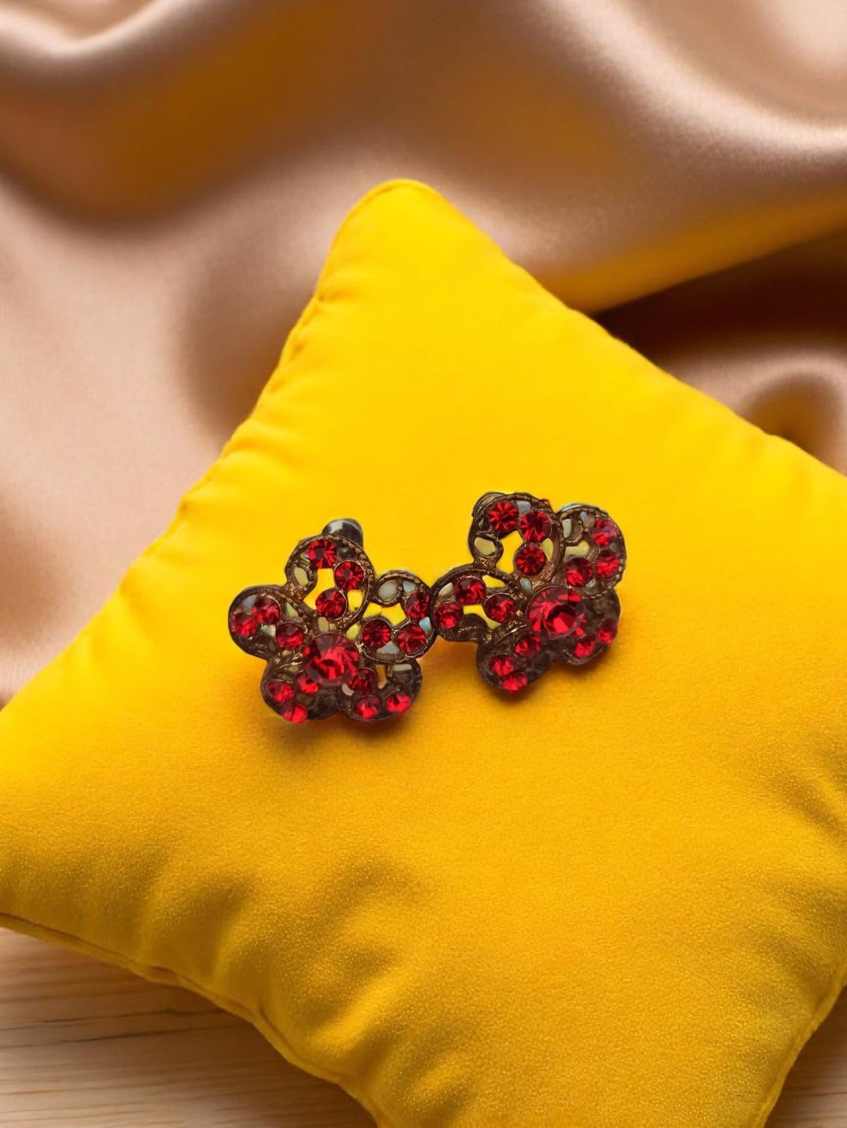 Broche vintage fantaisie fleur ajourée métal doré et strass rouges rétro
