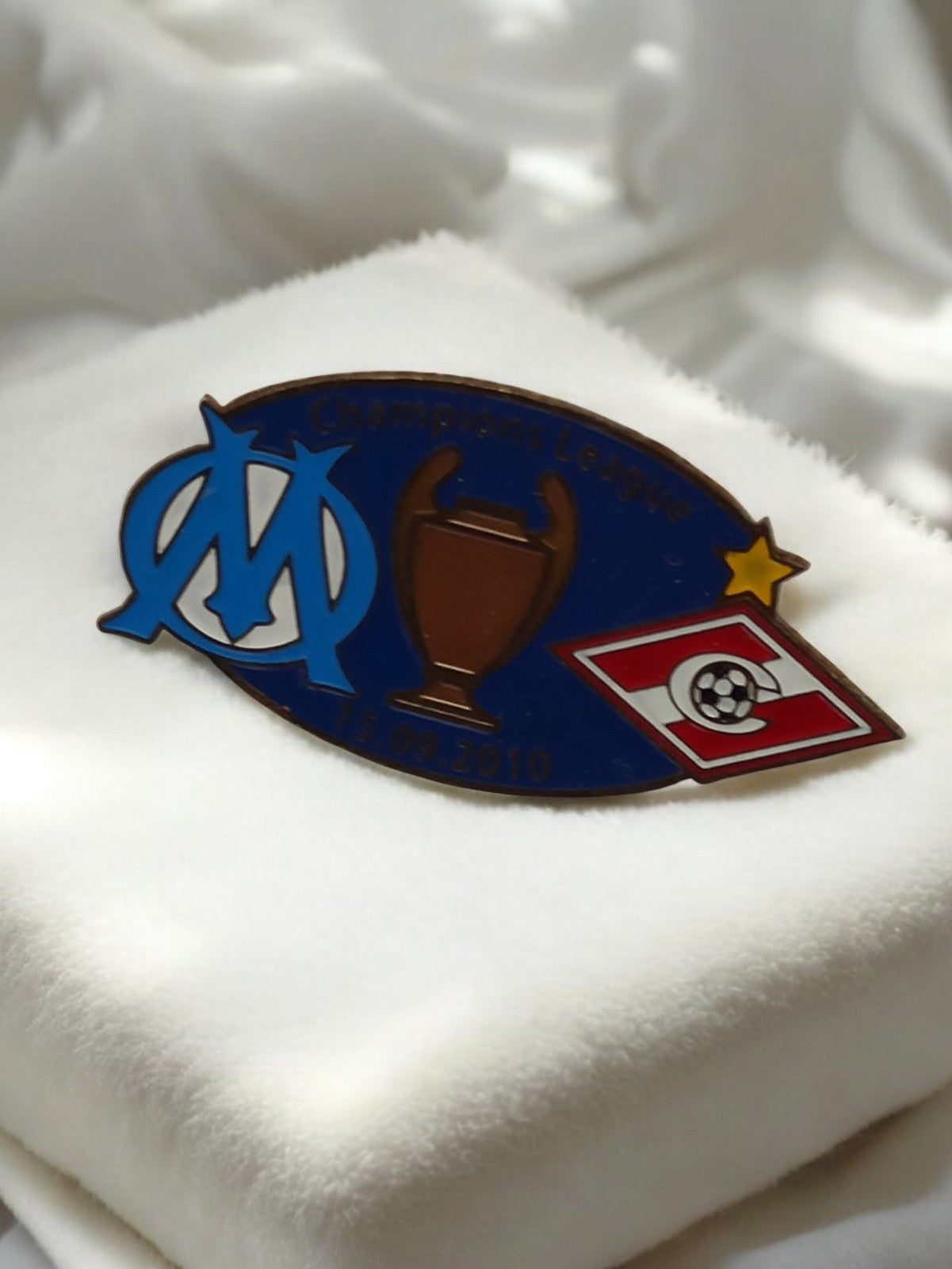 Pin's Olympique de Marseille Champions League 2010 badge rétro football