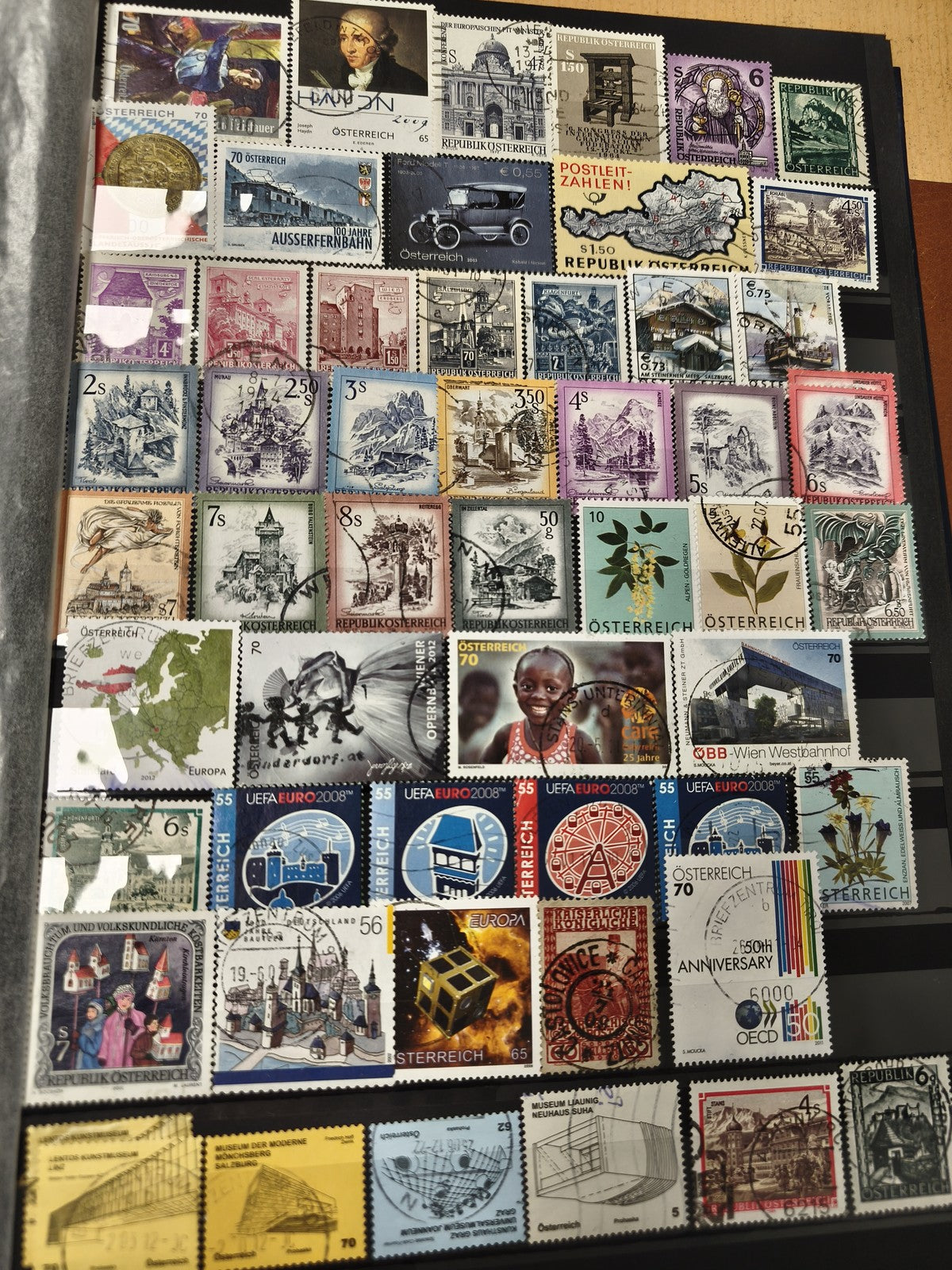 Lot timbres Autriche multicolores, motifs variés, oblitérés et non oblitérés