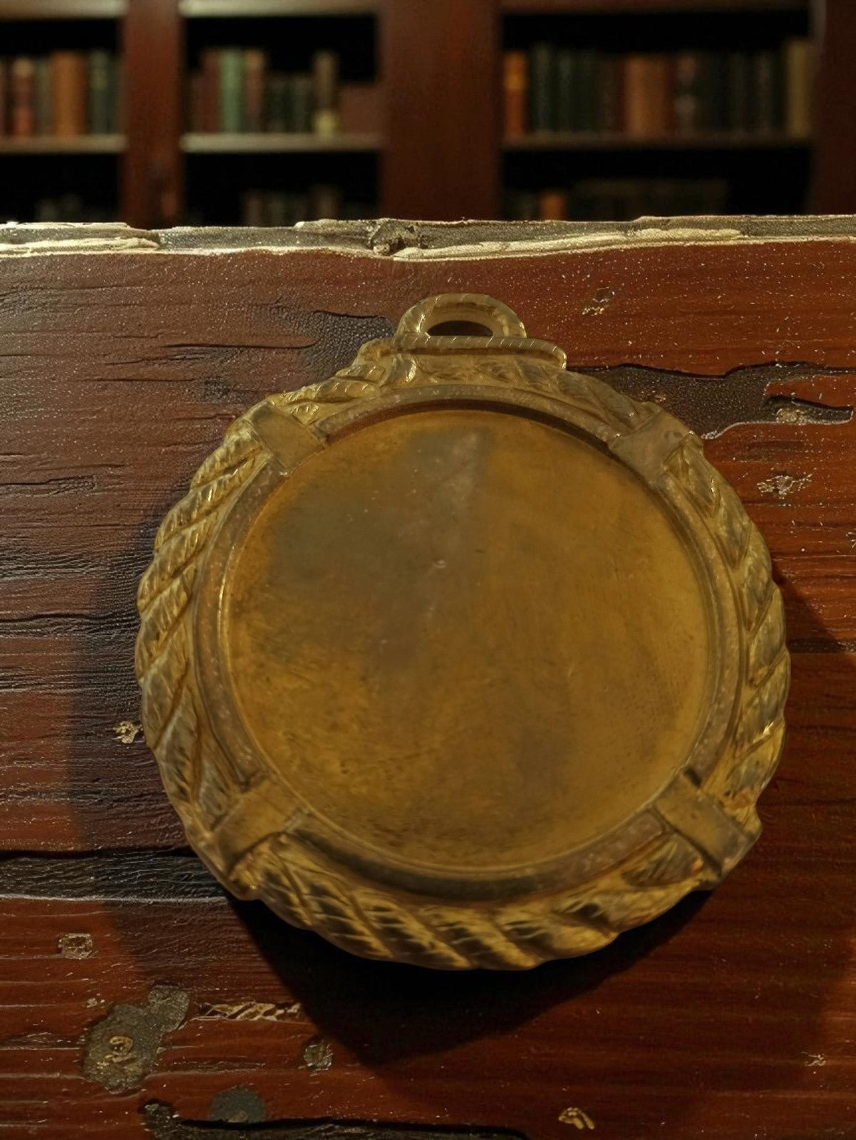 Médaille ancienne métal doré relief couronne vintage déco