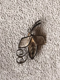 Broche ancienne feuille stylisée finition dorée vintage bijou rétro