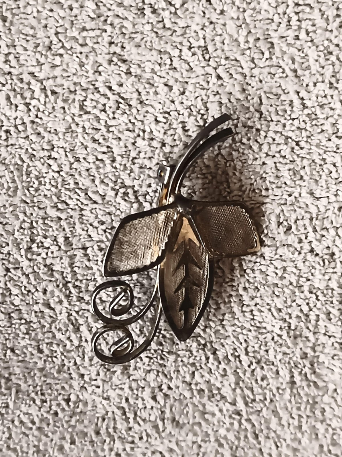 Broche ancienne feuille stylisée finition dorée vintage bijou rétro