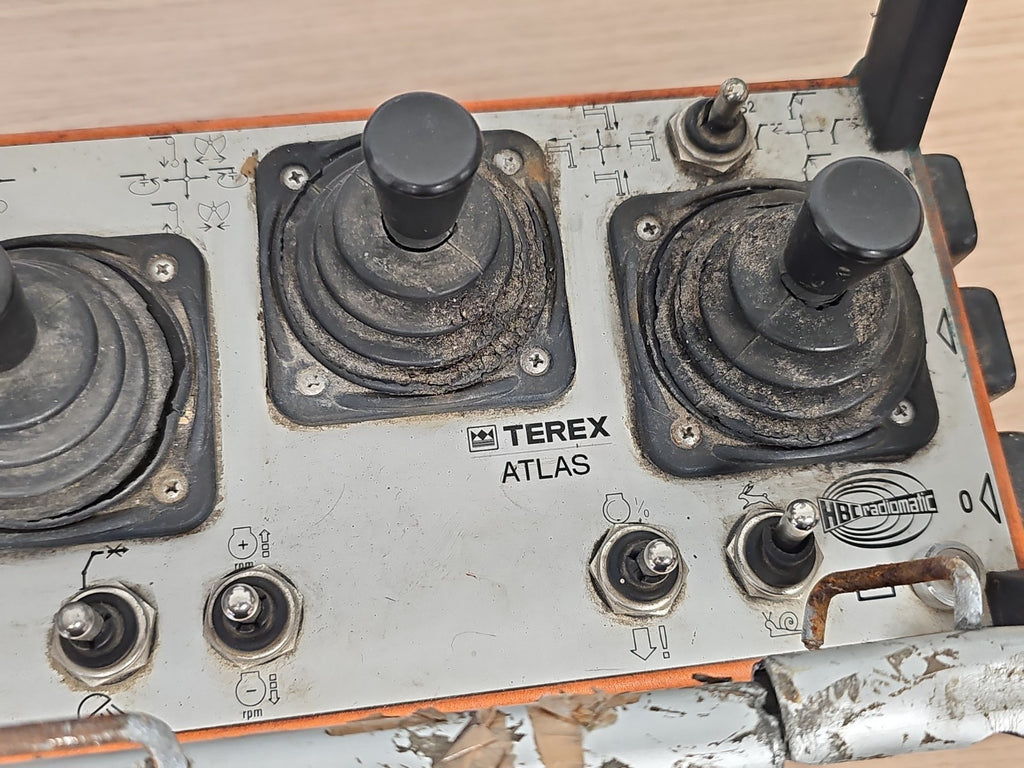 Télécommande grue Terex Atlas HBC Radiomatic manette joystick en l’état