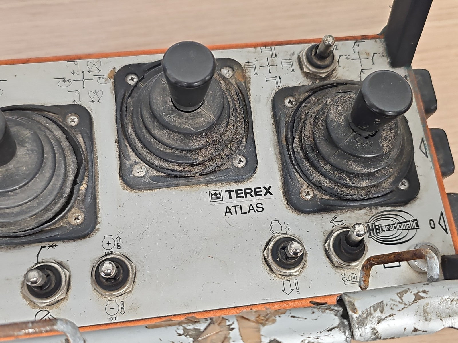 Télécommande grue Terex Atlas HBC Radiomatic manette joystick en l’état