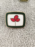 Pin's vintage motif trèfle rouge, contours dorés, style rétro émaillé (Ref 4)