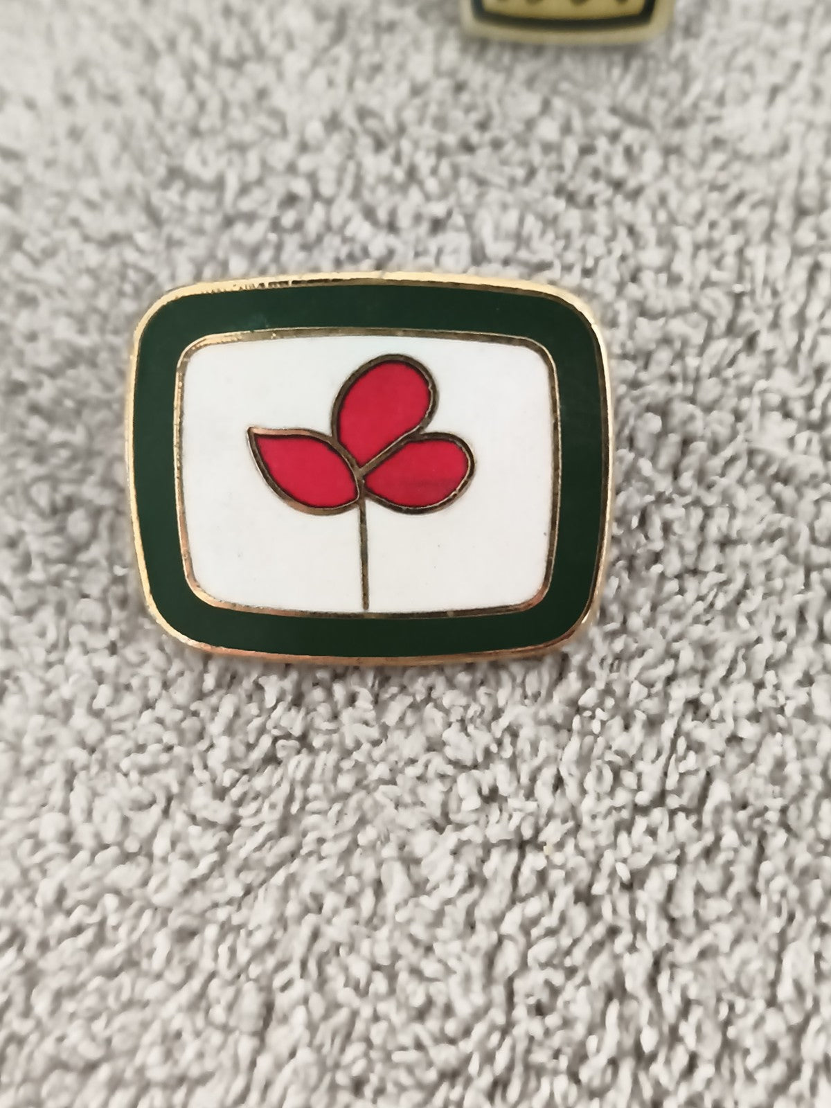 Pin's vintage motif trèfle rouge, contours dorés, style rétro émaillé (Ref 4)