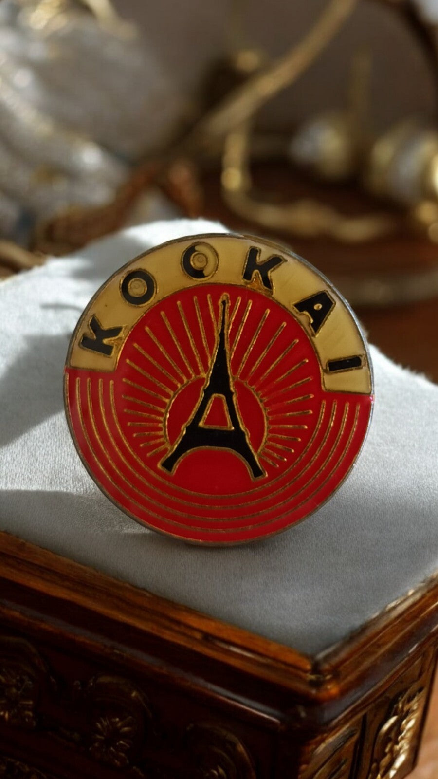 Pin's rond Kookaï vintage Paris tour Eiffel émaillé, logo rouge doré années 80