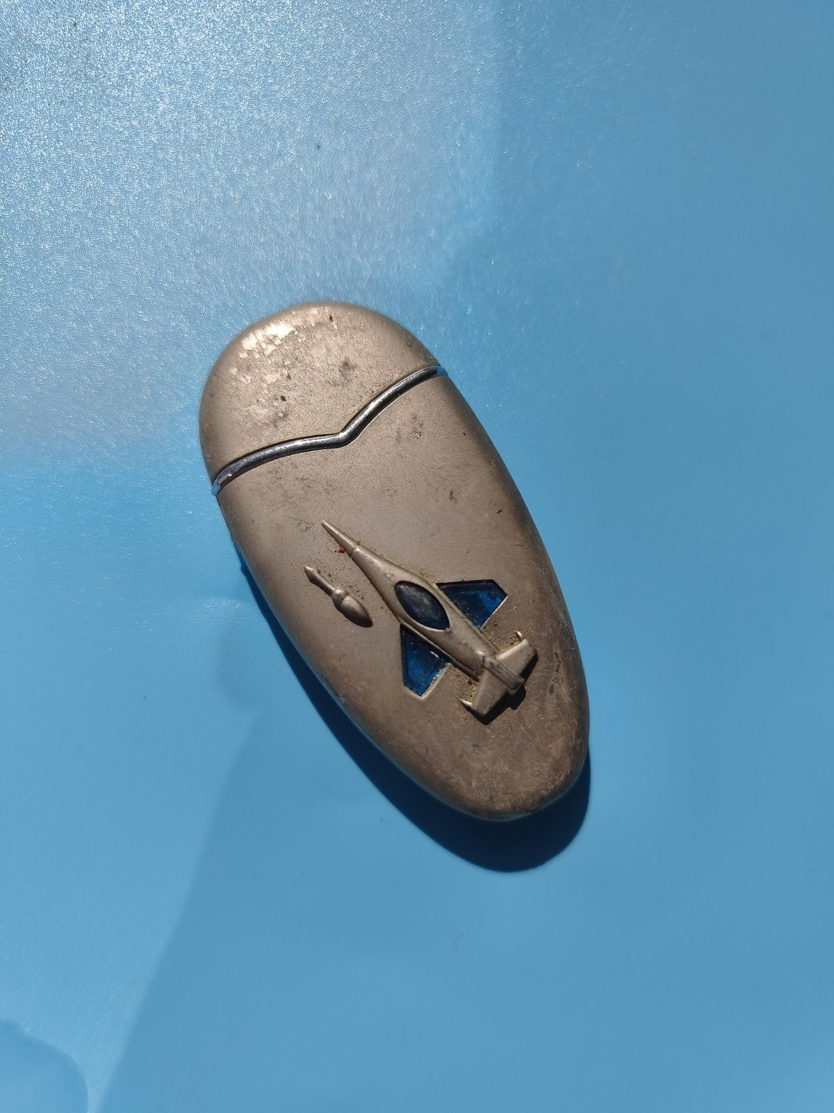 Ancien briquet publicitaire avion métal décor bleu ? à restaurer collection