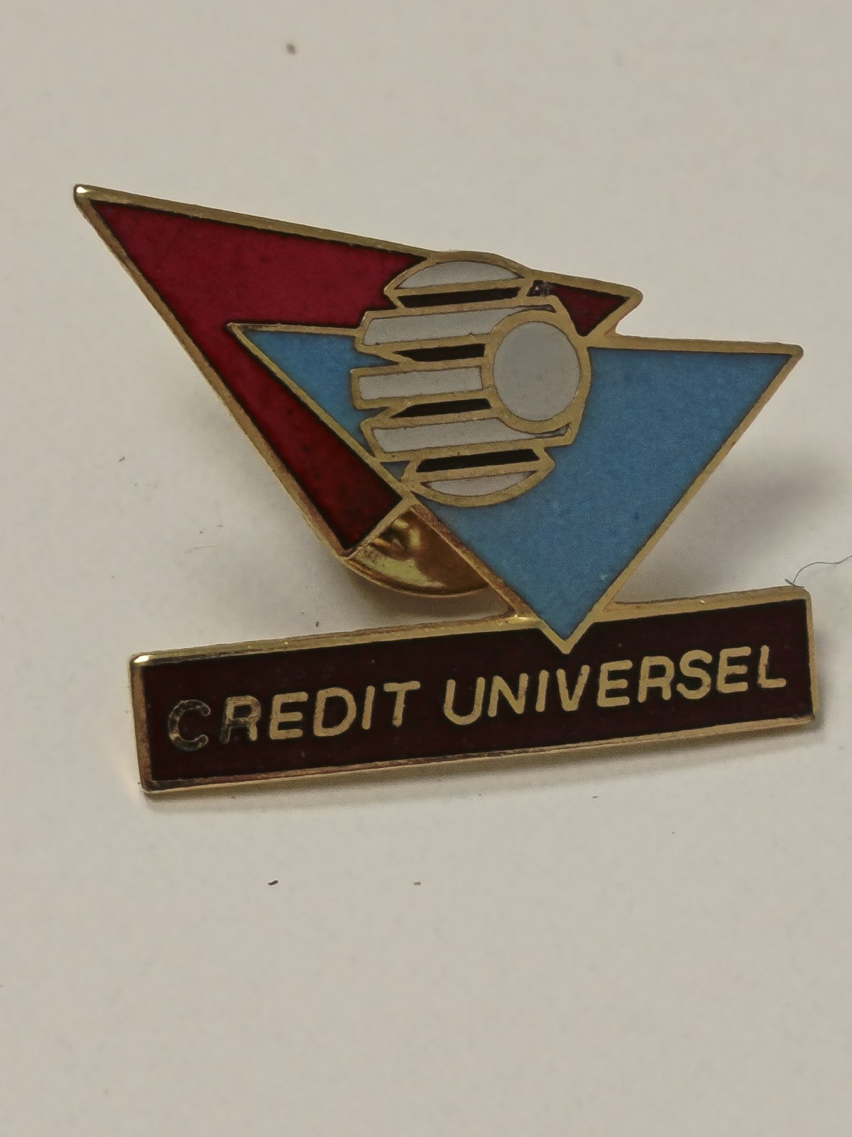 Pin's ancien rétro Crédit Universel ? badge vintage collection années 80 banque