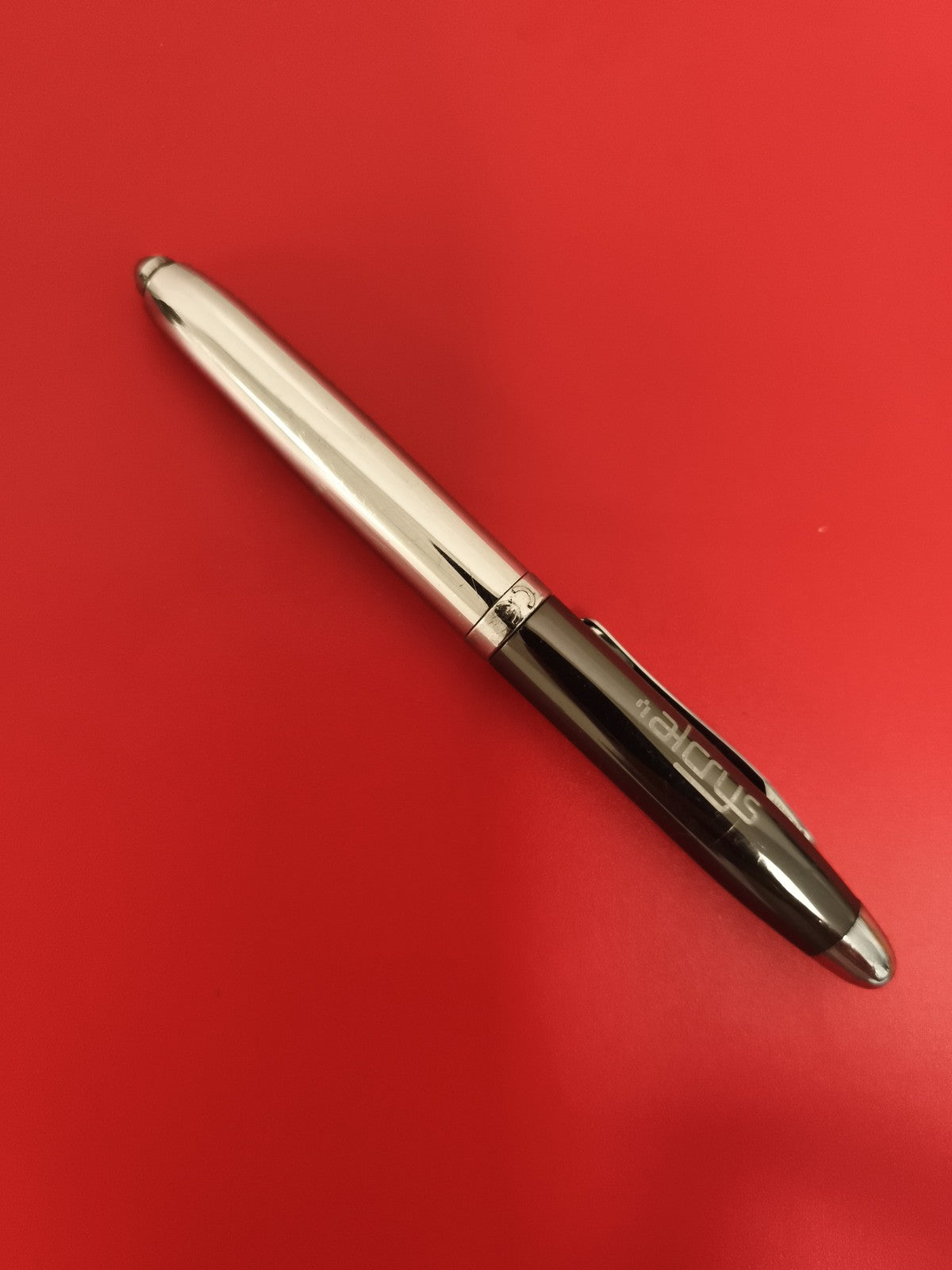 Stylo ancien bicolore métal aspect chromé noir Alcrys vintage rétro
