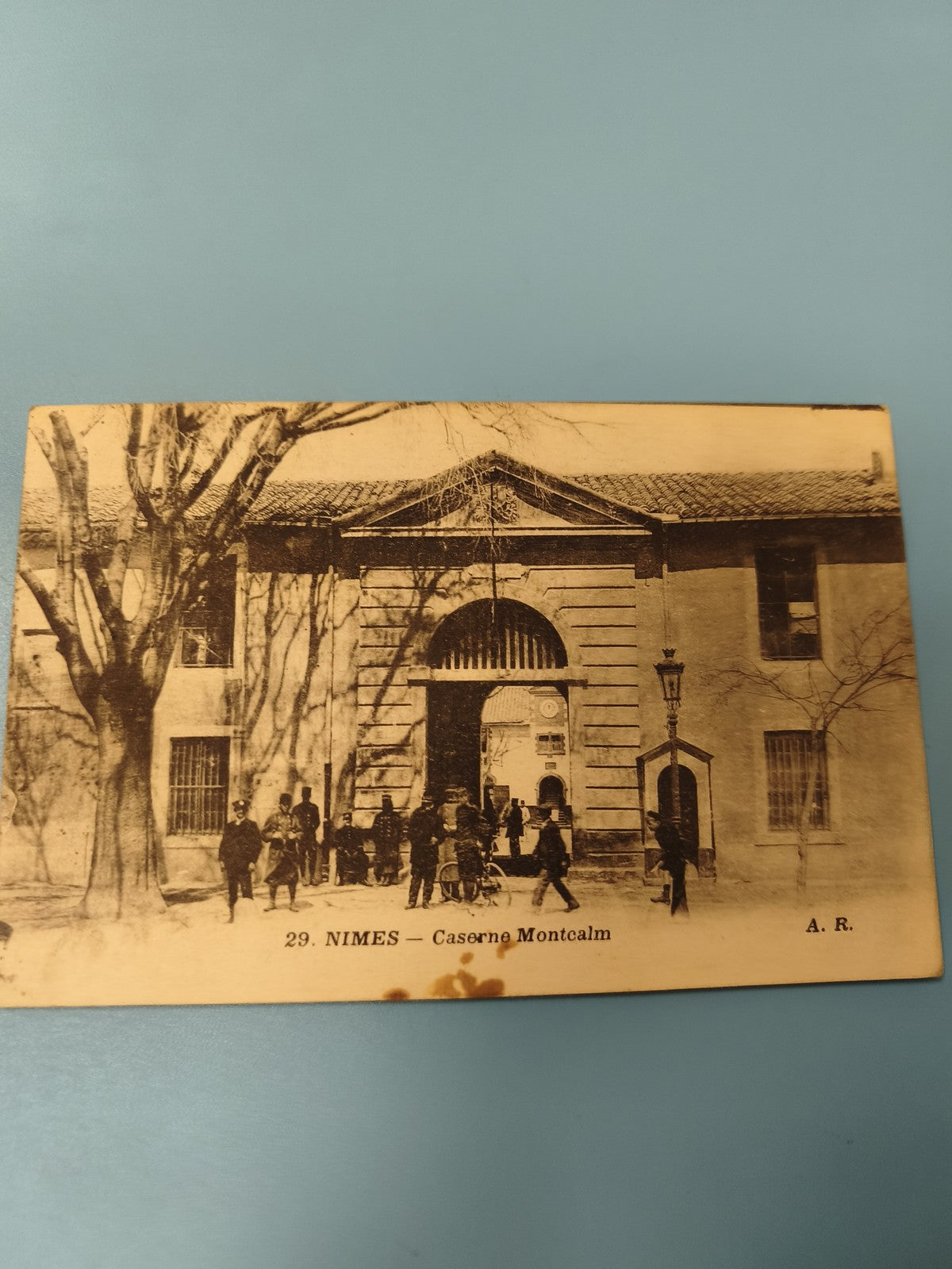 Ancienne carte postale animée Nîmes Caserne Montcalm A.R. vintage noir et blanc