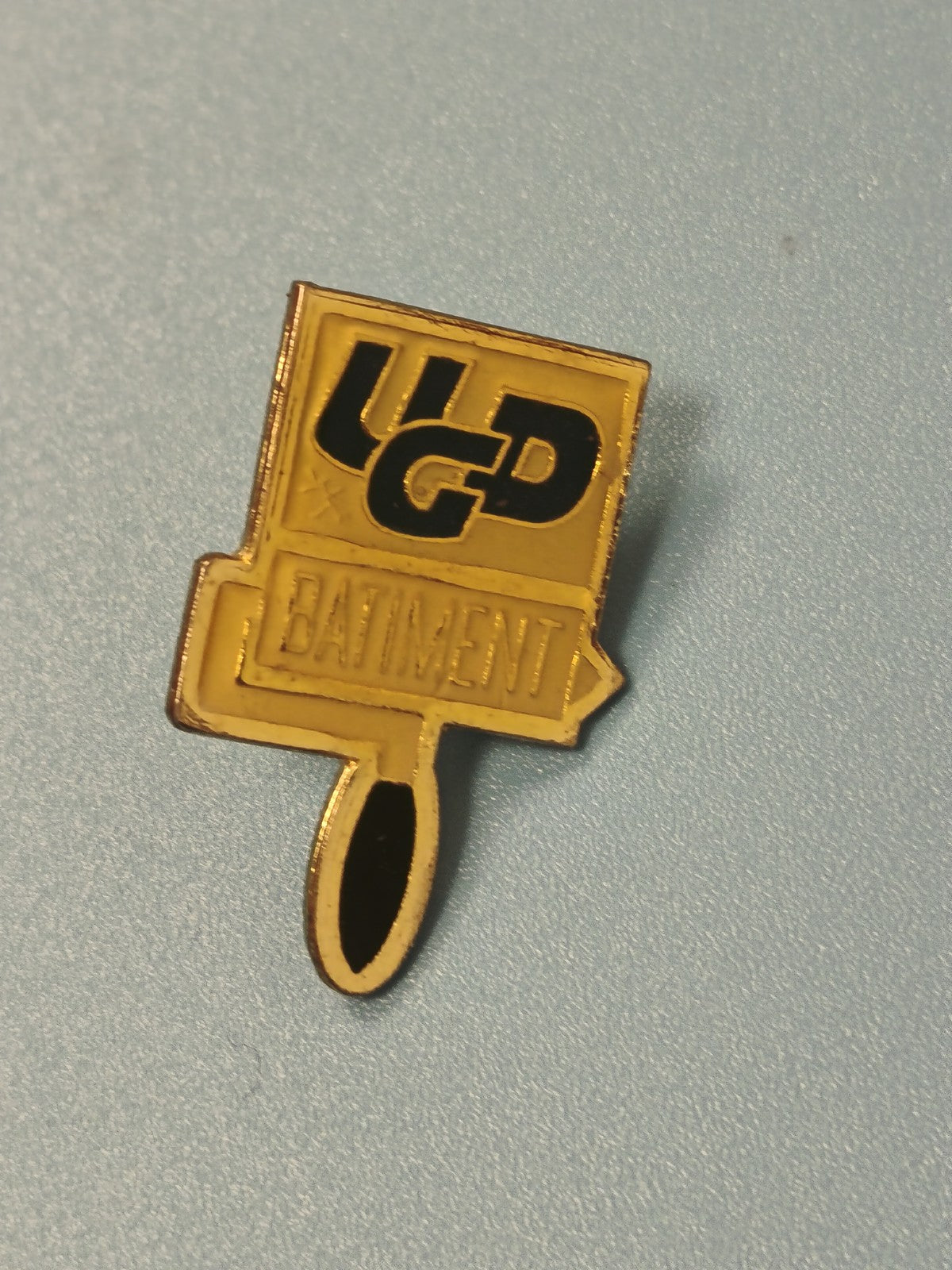 Vintage pin's bâtiment UGD jaune forme pinceau ancien collection (Ref 6)