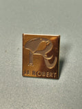 Vintage pin's Le Robert carré doré logo dictionnaire collection (ref 10)