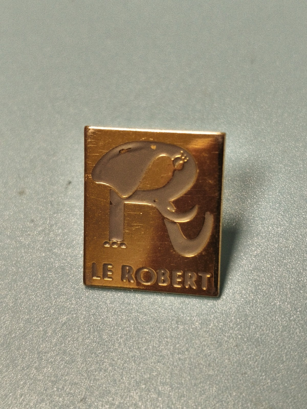 Vintage pin's Le Robert carré doré logo dictionnaire collection (ref 10)