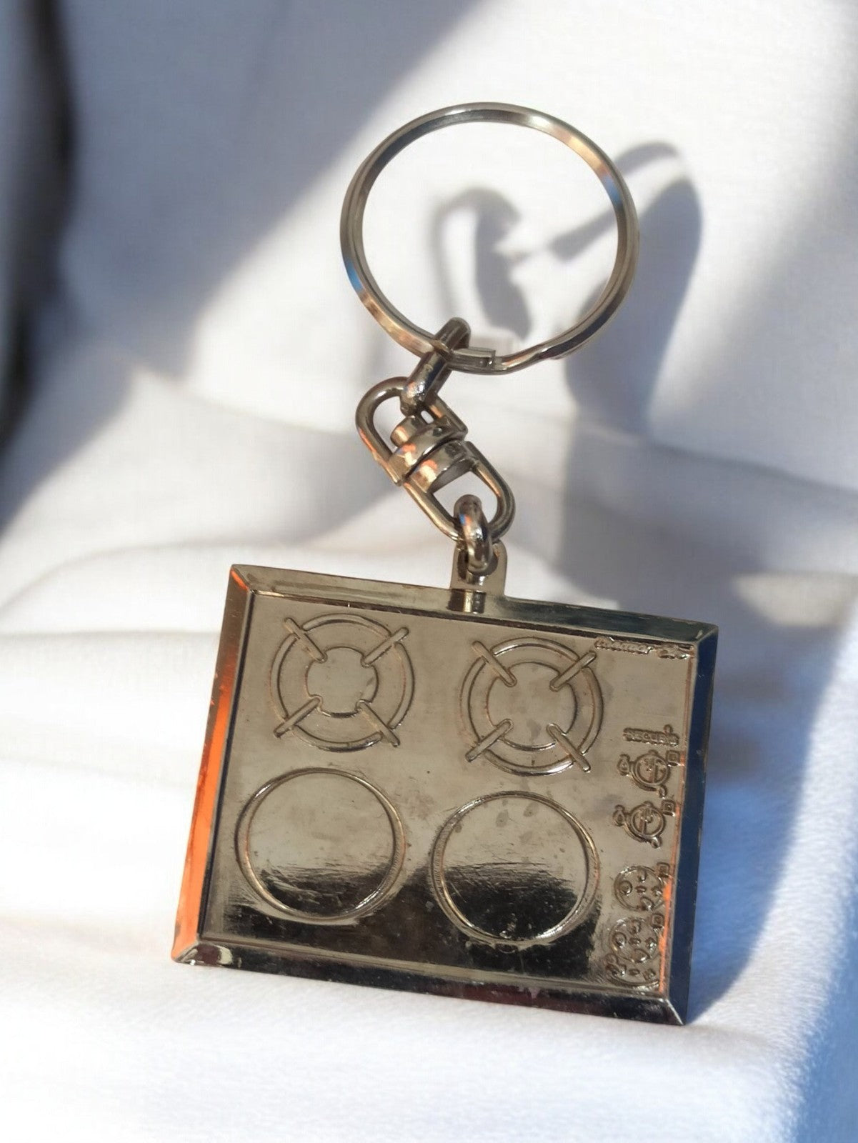 Porte-clés ancien vintage plaque cuisinière rétro finition dorée publicitaire