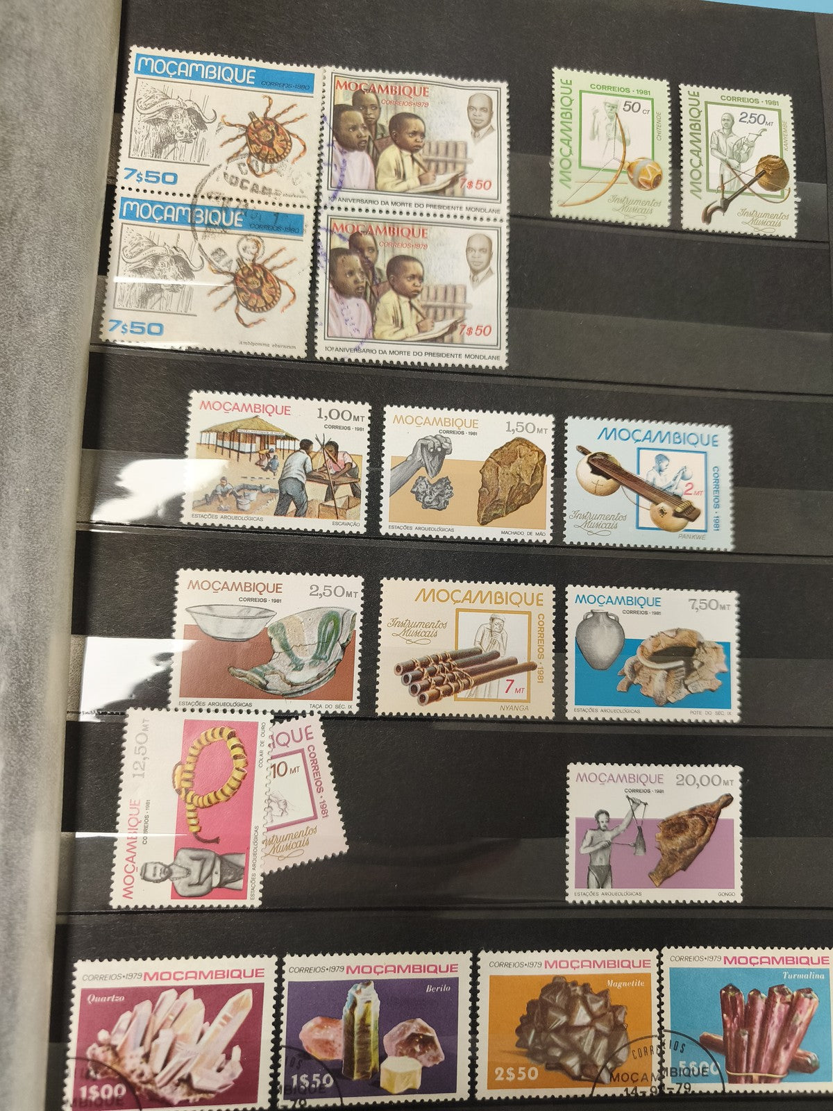 Lot anciens timbres oblitérés Mozambique, thématiques faune, histoire, minéraux