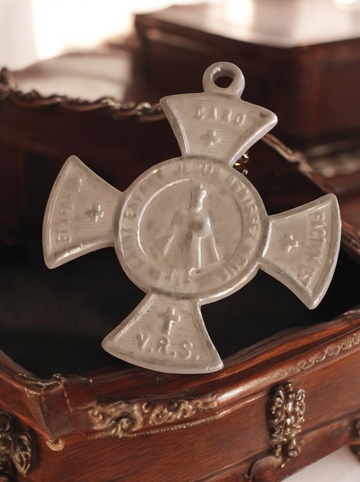 Croix religieuse catholique vintage en métal, pendentif ancien bénédictin
