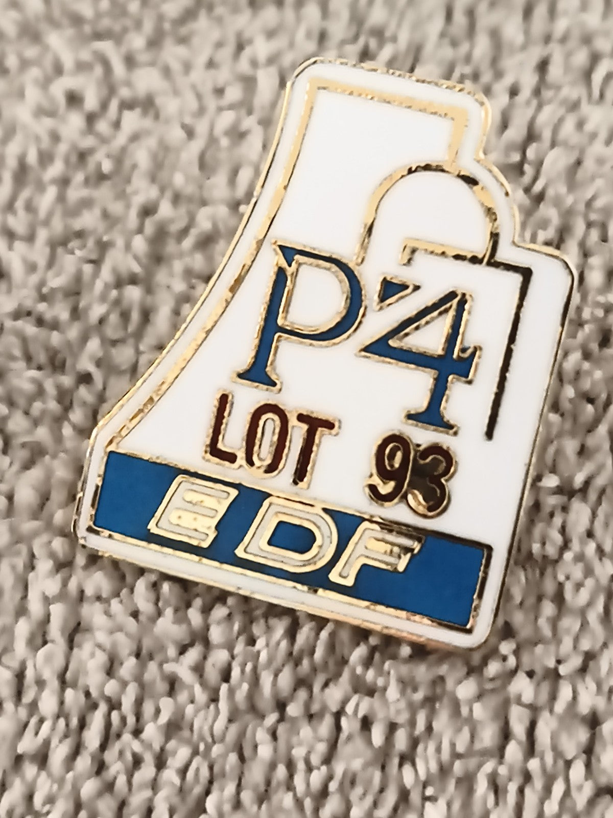Pin's vintage EDF P4 Lot 93 émaillé blanc bleu badge ancien énergie
