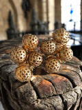 Boucles d’oreilles vintage dorées filigrane style 1960 rétro ajouré sphères