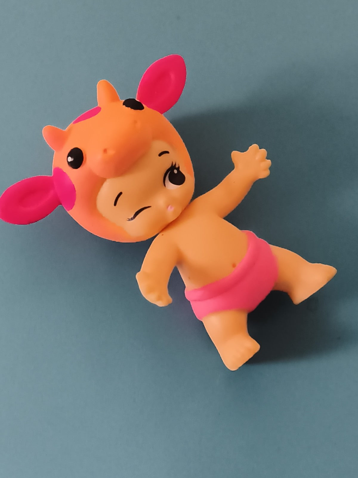 Figurine Twozies bébé animal costume girafe rose orange jouet déco