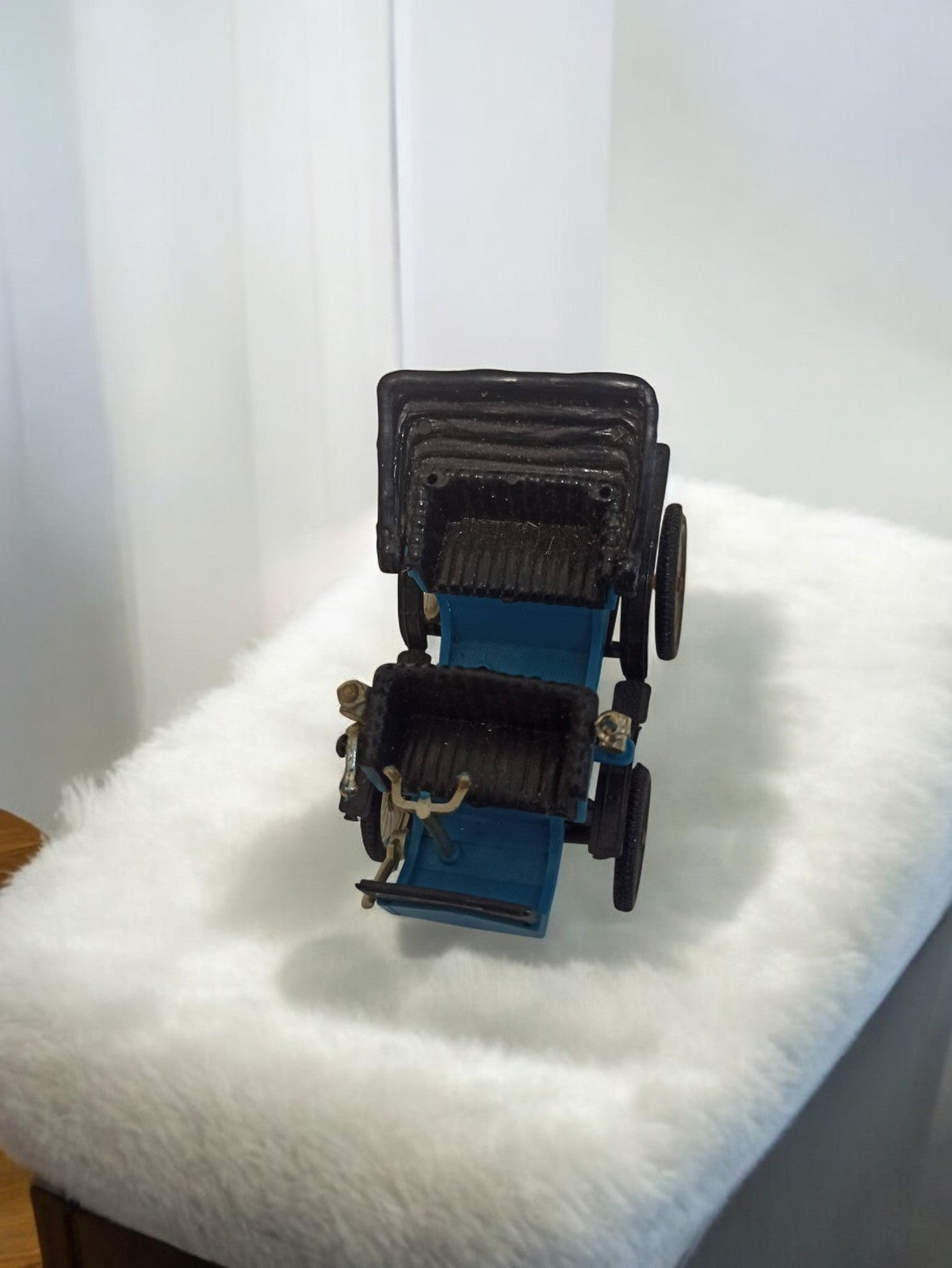 Voiture miniature vintage ancienne, véhicule rétro bleu, modèle ancien déco