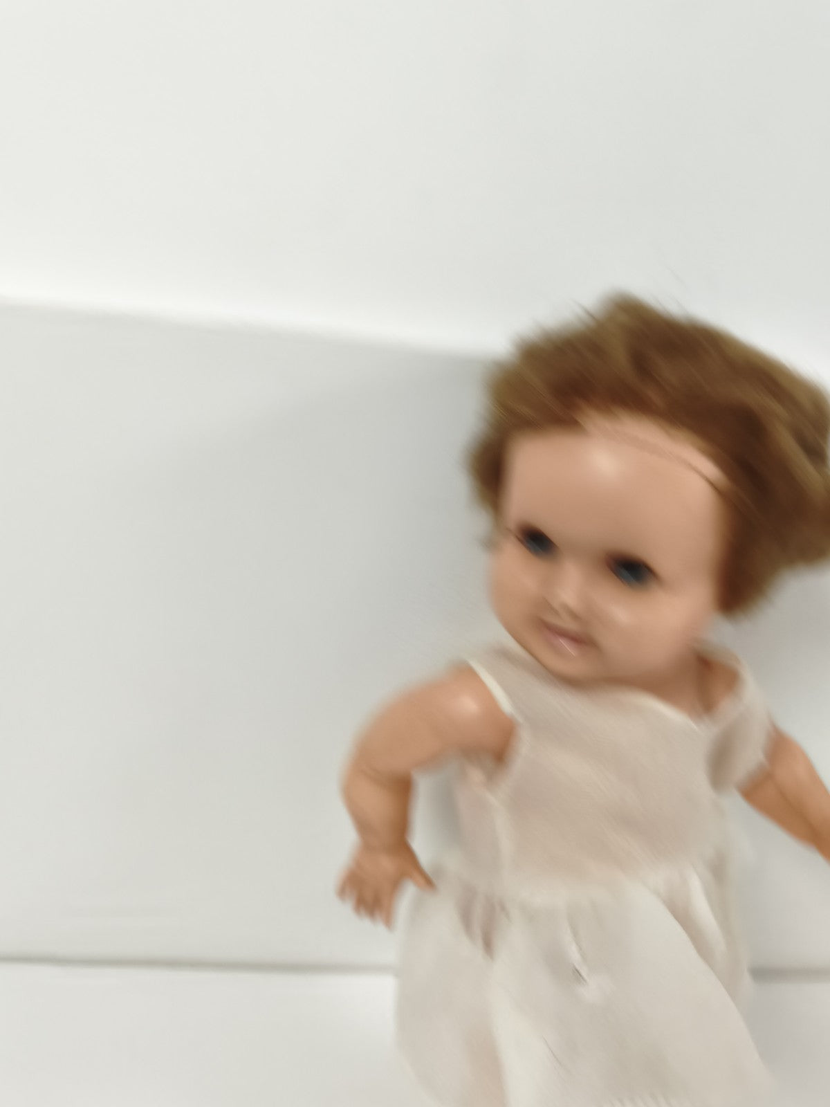 Ancienne poupée Clodrey, vinyle, yeux bleus dormeurs, robe blanche