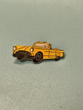 Pin's vintage voiture jaune rétro collection automobile ancien (Ref 12)