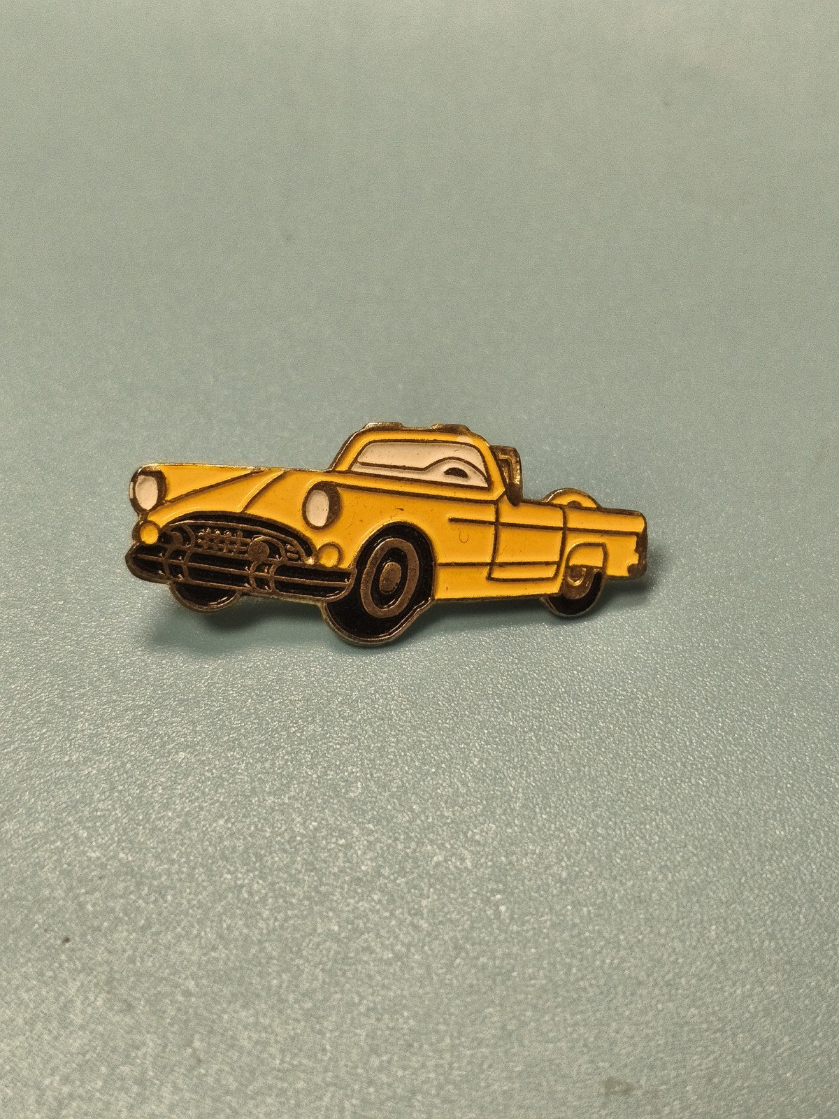 Pin's vintage voiture jaune rétro collection automobile ancien (Ref 12)