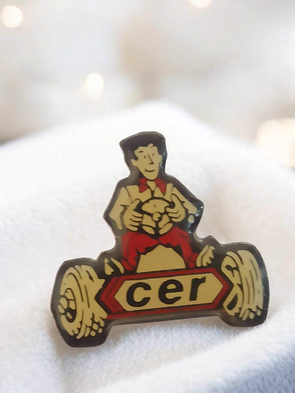 Pin's vintage CER personnage humour ancien badge rétro publicitaire