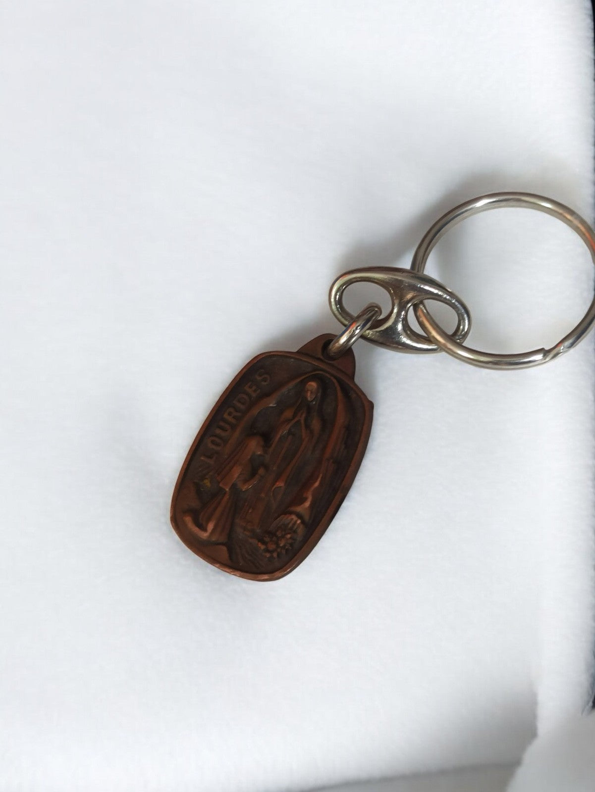 Porte-clés ancien Lourdes relief brun rétro vintage souvenir religieux