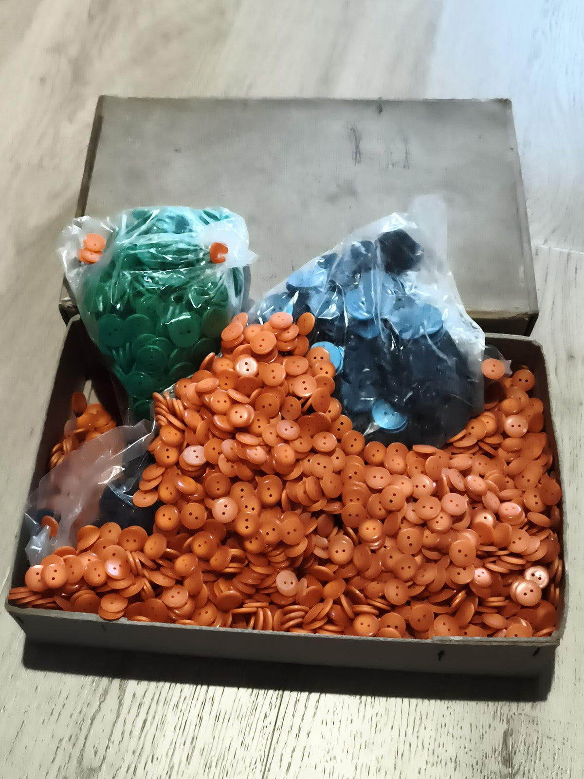 Lot anciens boutons vintage orange vert bleu mercerie deadstock boîte magasin