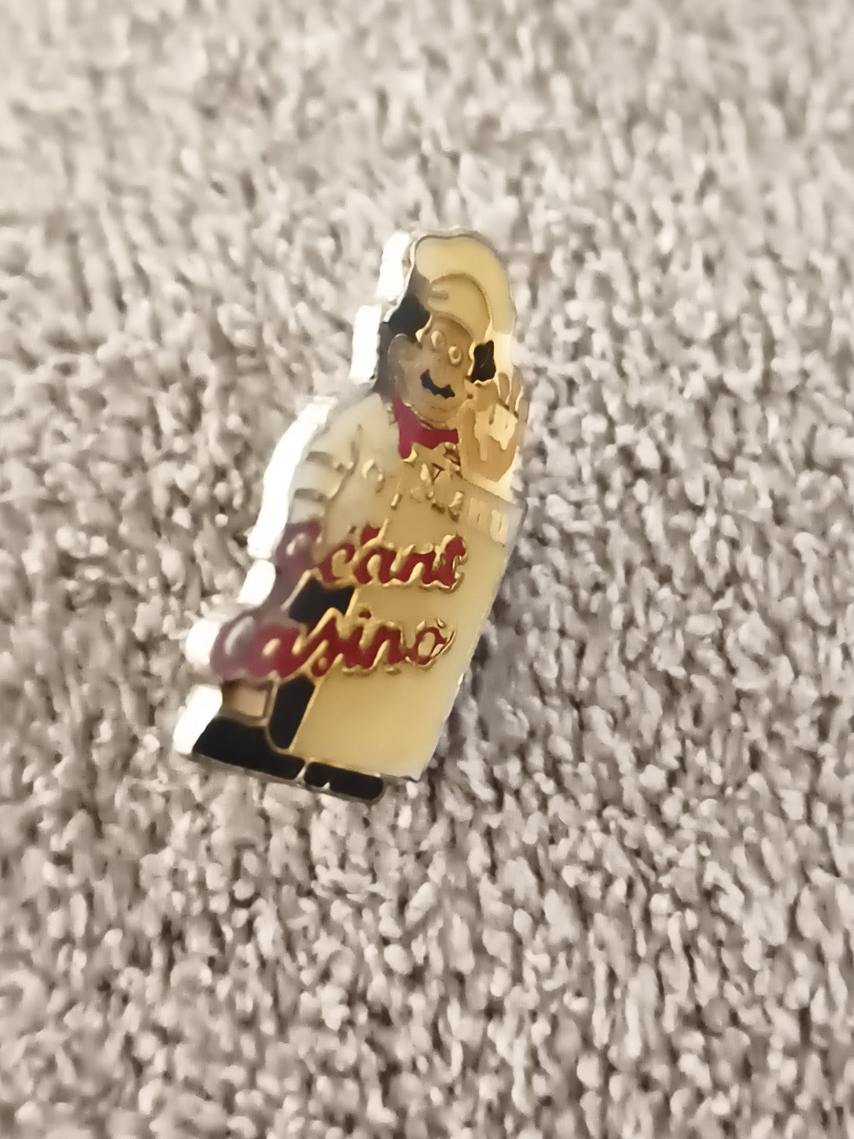 Pin's ancien Saint Casino chef cuisinier vintage émaillé badge publicitaire