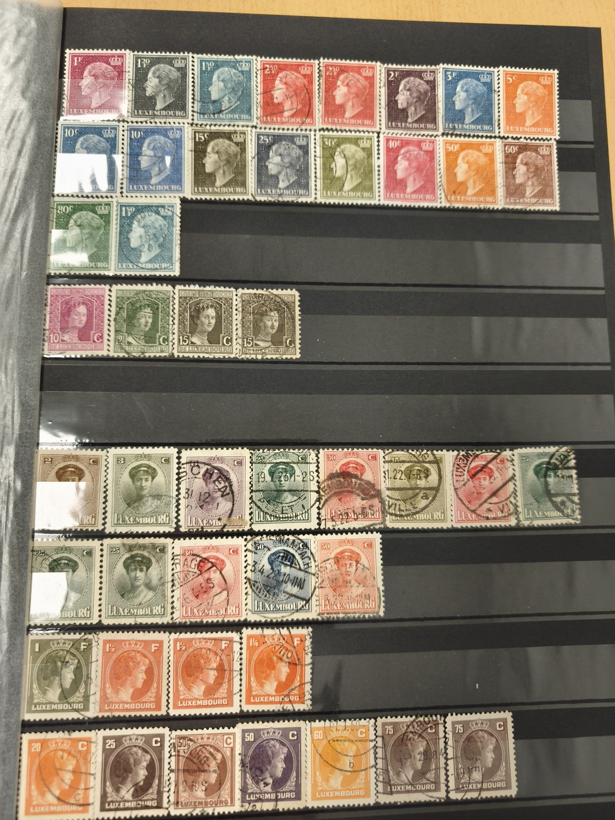 Lot de timbres Luxembourg multicolores, visages royaux, oblitérés et neufs
