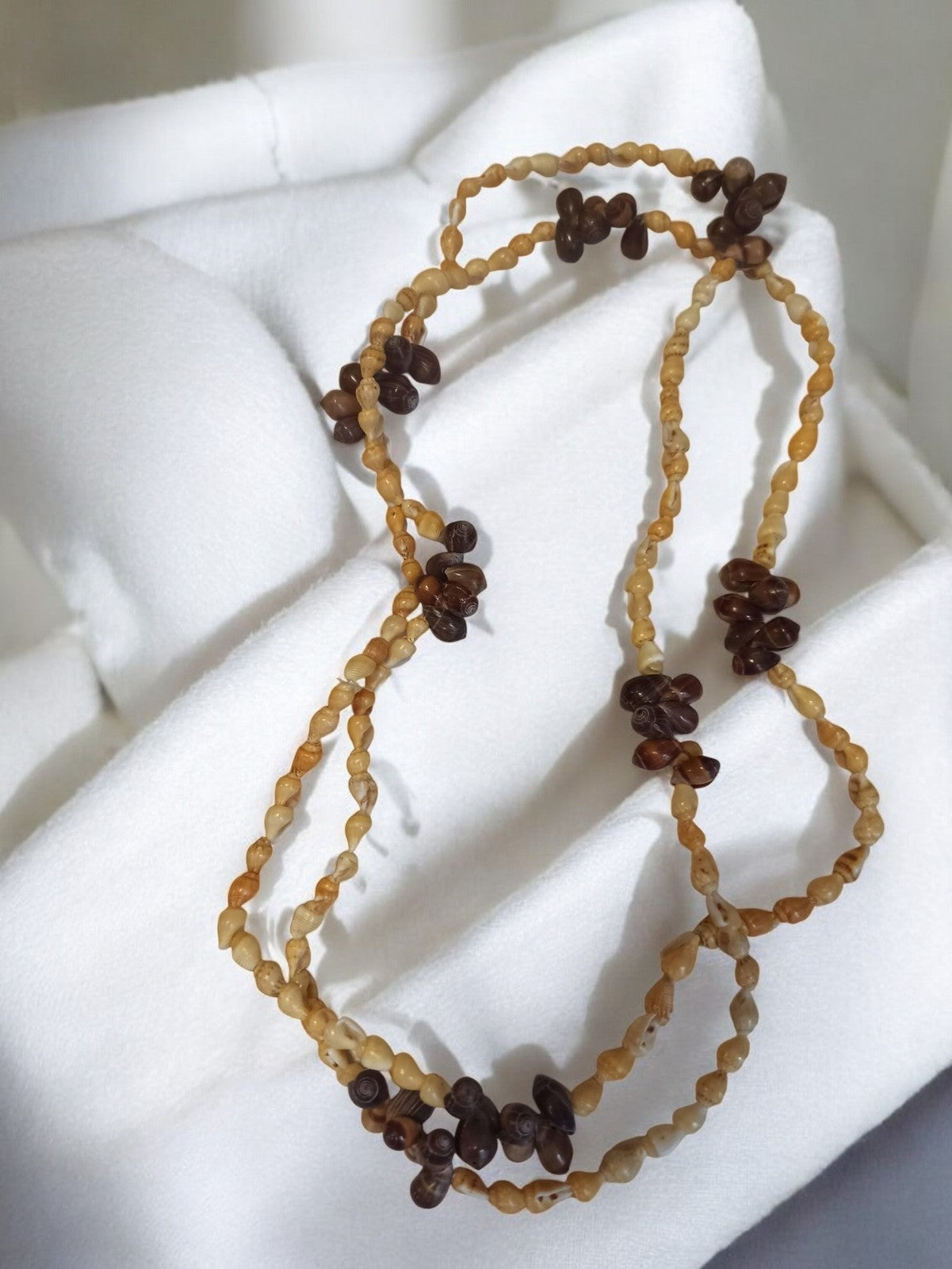 Collier ancien coquillages naturels vintage, bijou rétro marron beige