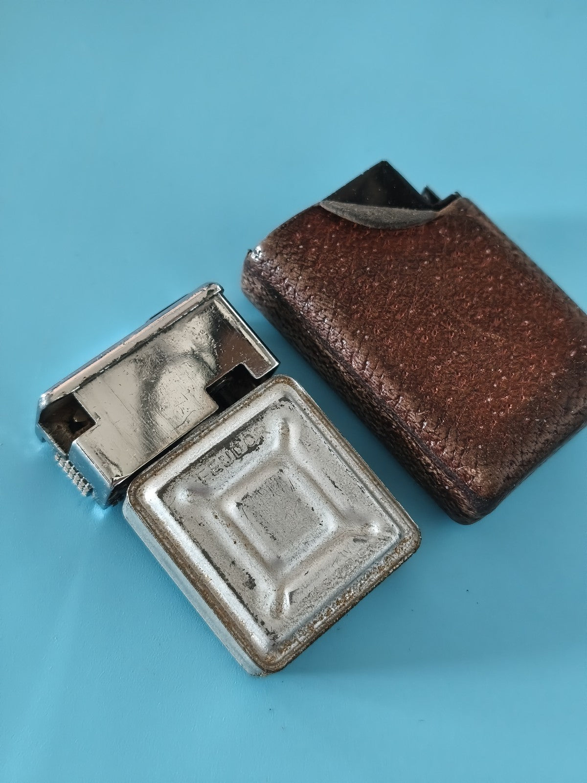 Briquet ancien Feudor vintage avec étui cuir d?origine, collection rétro rare