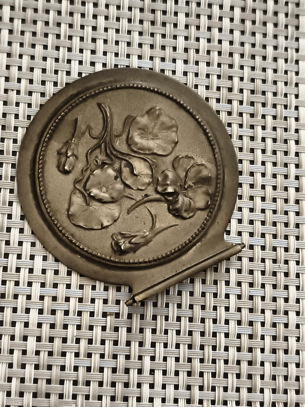 Médaille ancienne ronde motif fleurs style Art nouveau, finition bronze