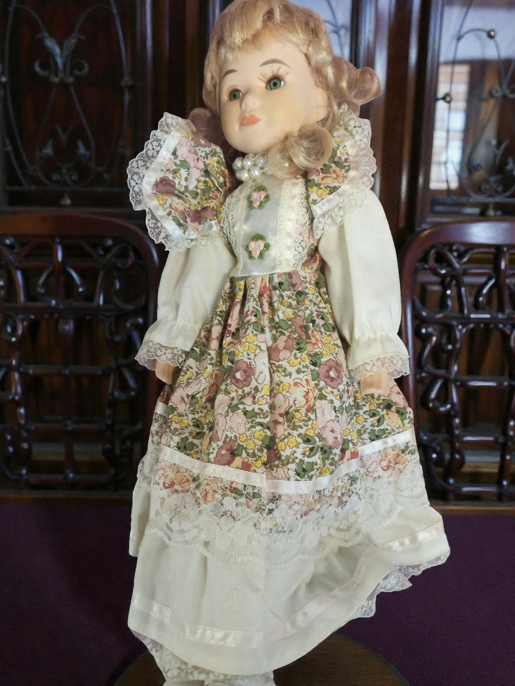 Poupée ancienne en porcelaine robe fleurie dentelle vintage rétro déco