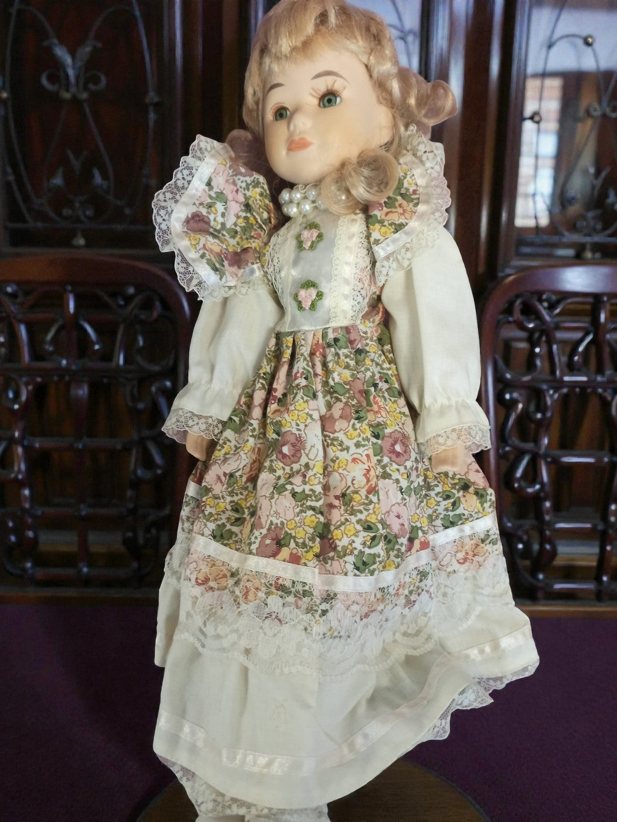 Poupée ancienne en porcelaine robe fleurie dentelle vintage rétro déco