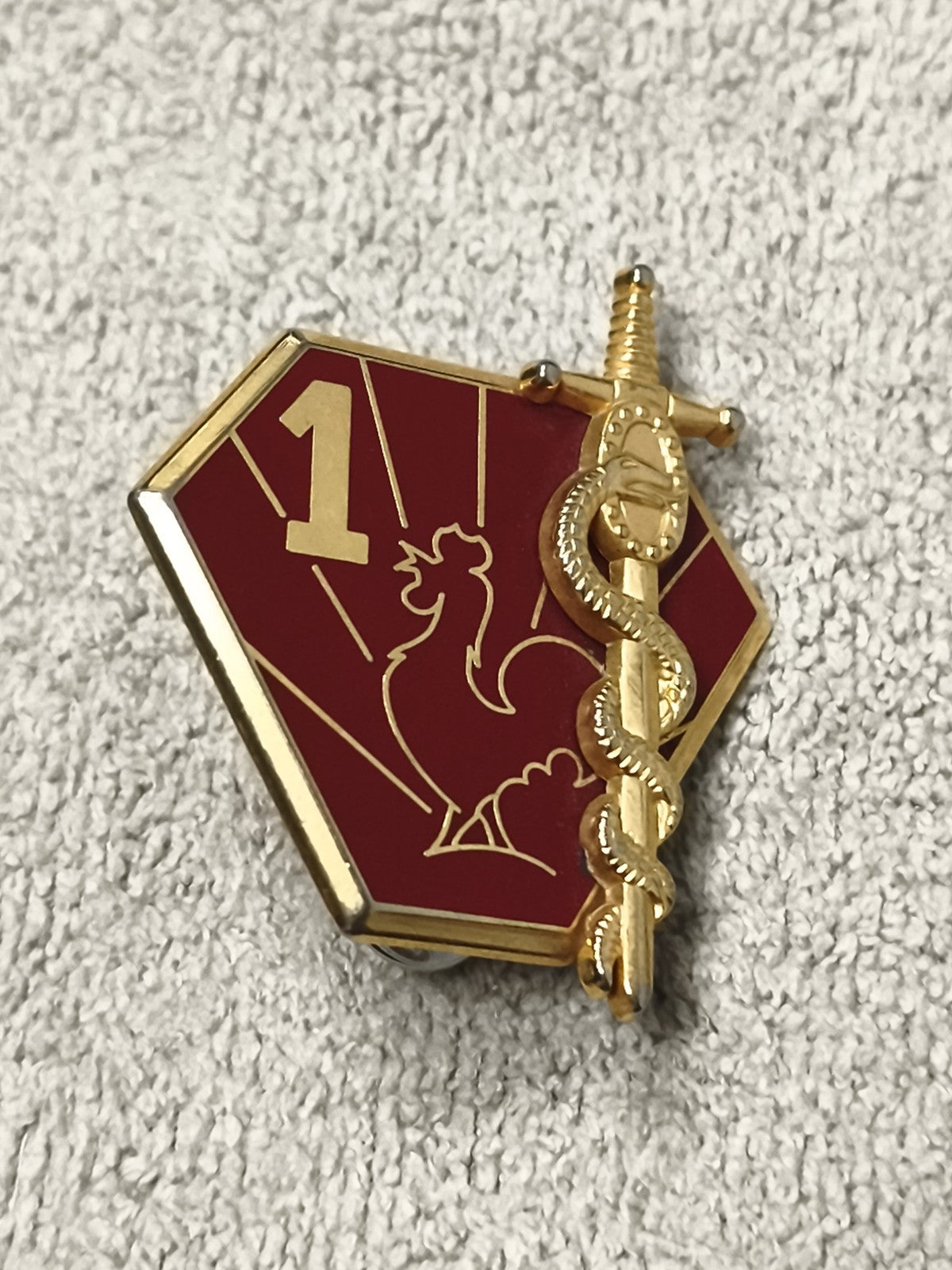 Médaille ancienne insigne militaire rouge doré coq épée serpent n°1 France