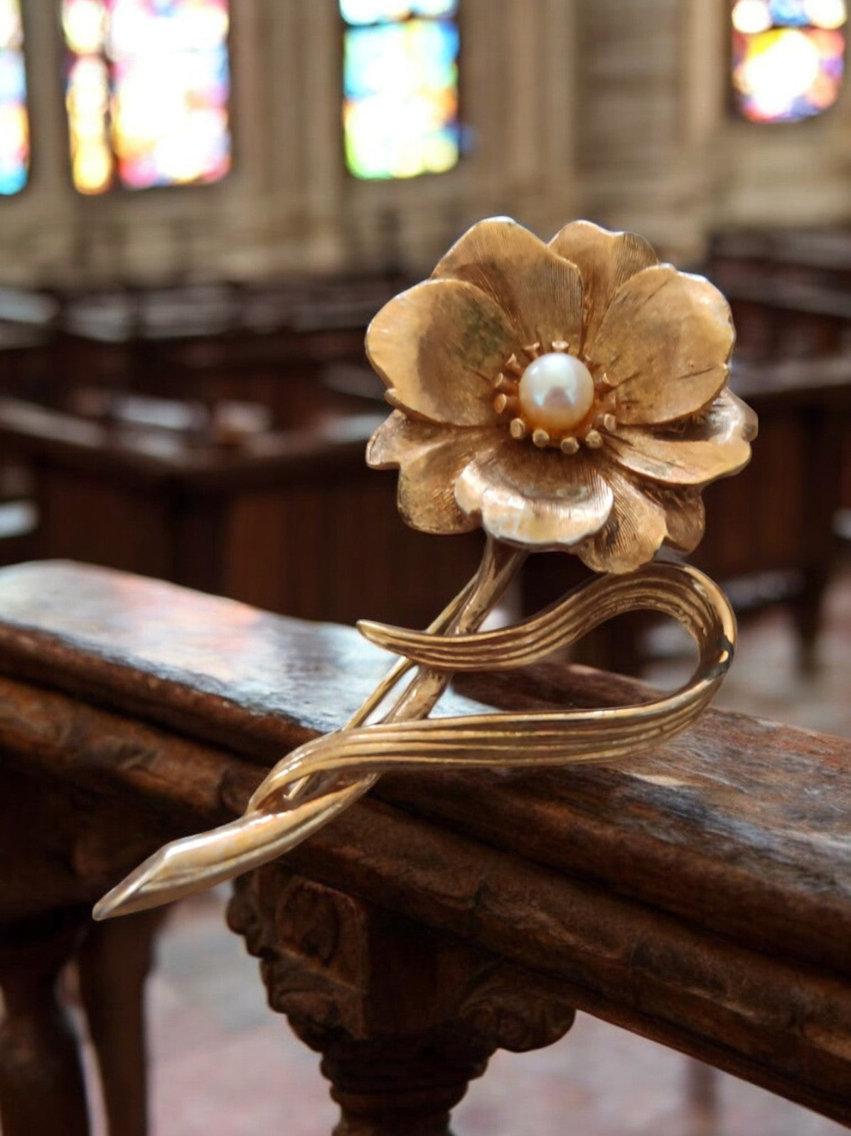 Broche fleur vintage dorée perle centrale, bijou fantaisie rétro floral