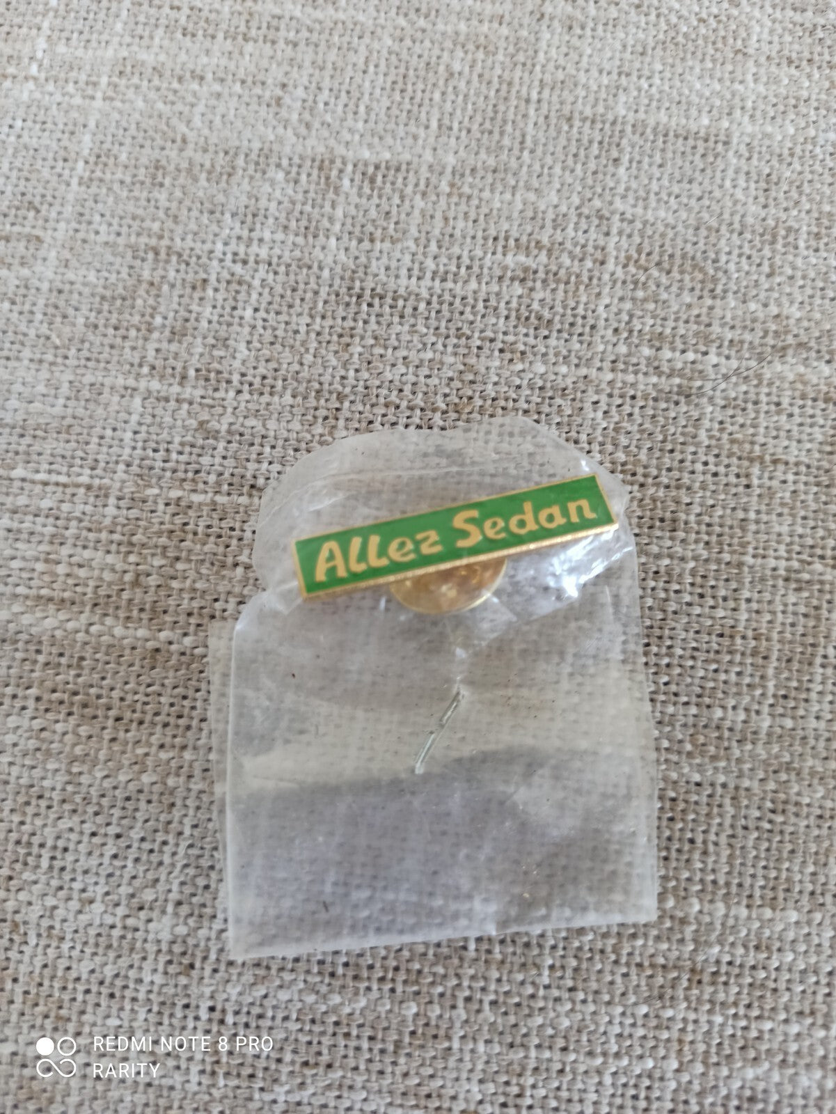 Pin's vintage Allez Sedan vert jaune ? badge football Club Ardennais