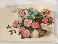 Carte postale ancienne fleurs roses panier ruban bleu CPA vintage floral