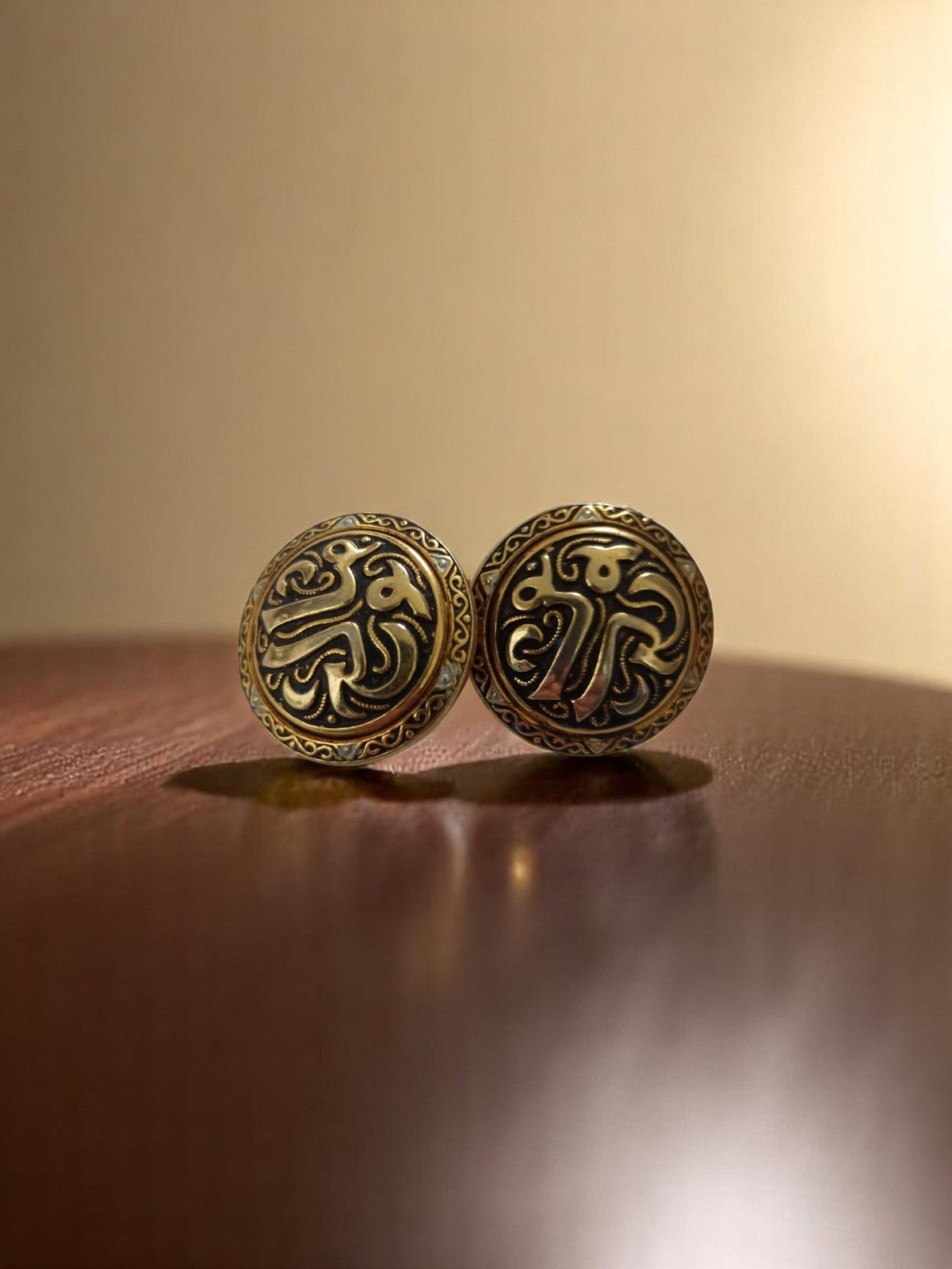 Boucles d’oreilles vintage dorées émaillées motif abstrait rétro ancien