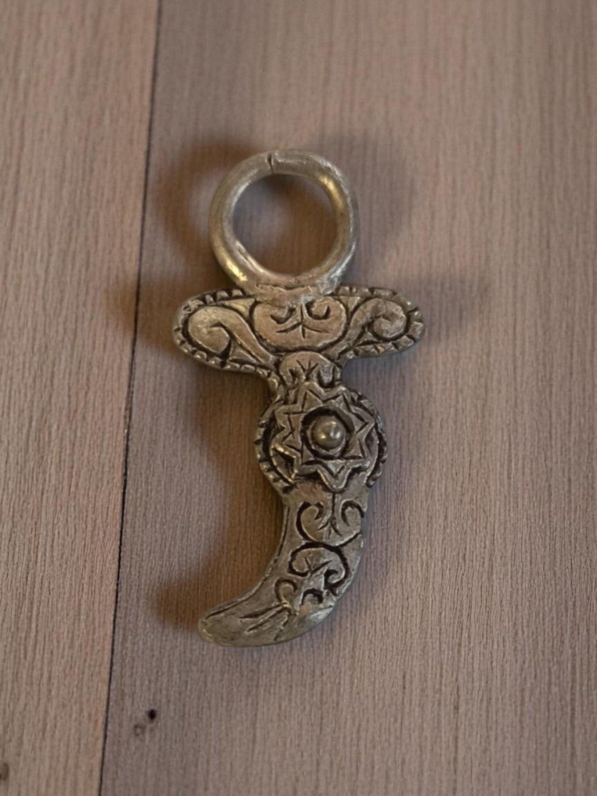 Pendentif vintage métal argenté motif oriental 1950 deadstock bijouterie