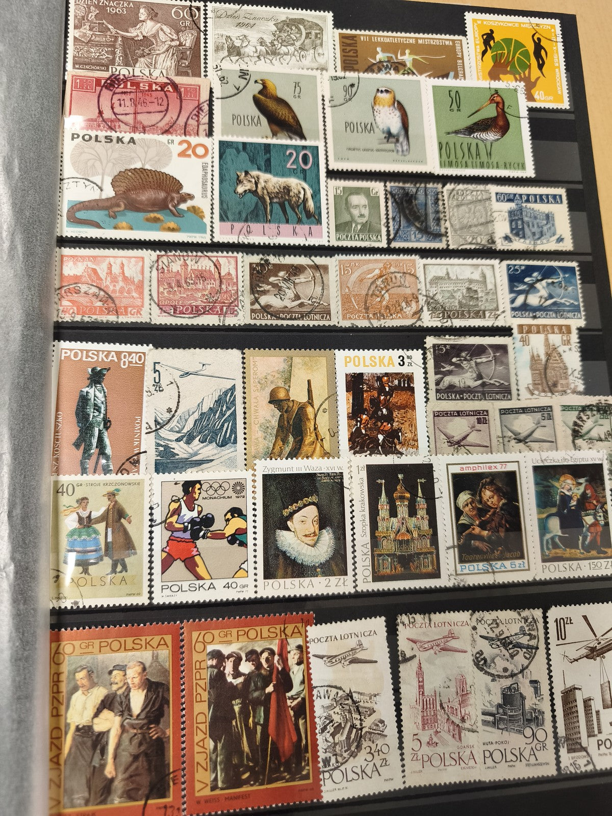 Lot de timbres POLSKA thématiques animaux, sports, aviation, personnages ? suppo