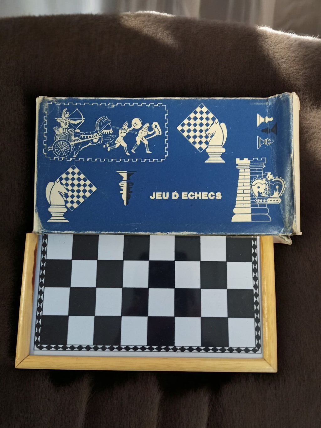 Jeu d'échecs ancien vintage format compact, échiquier bois, rétro