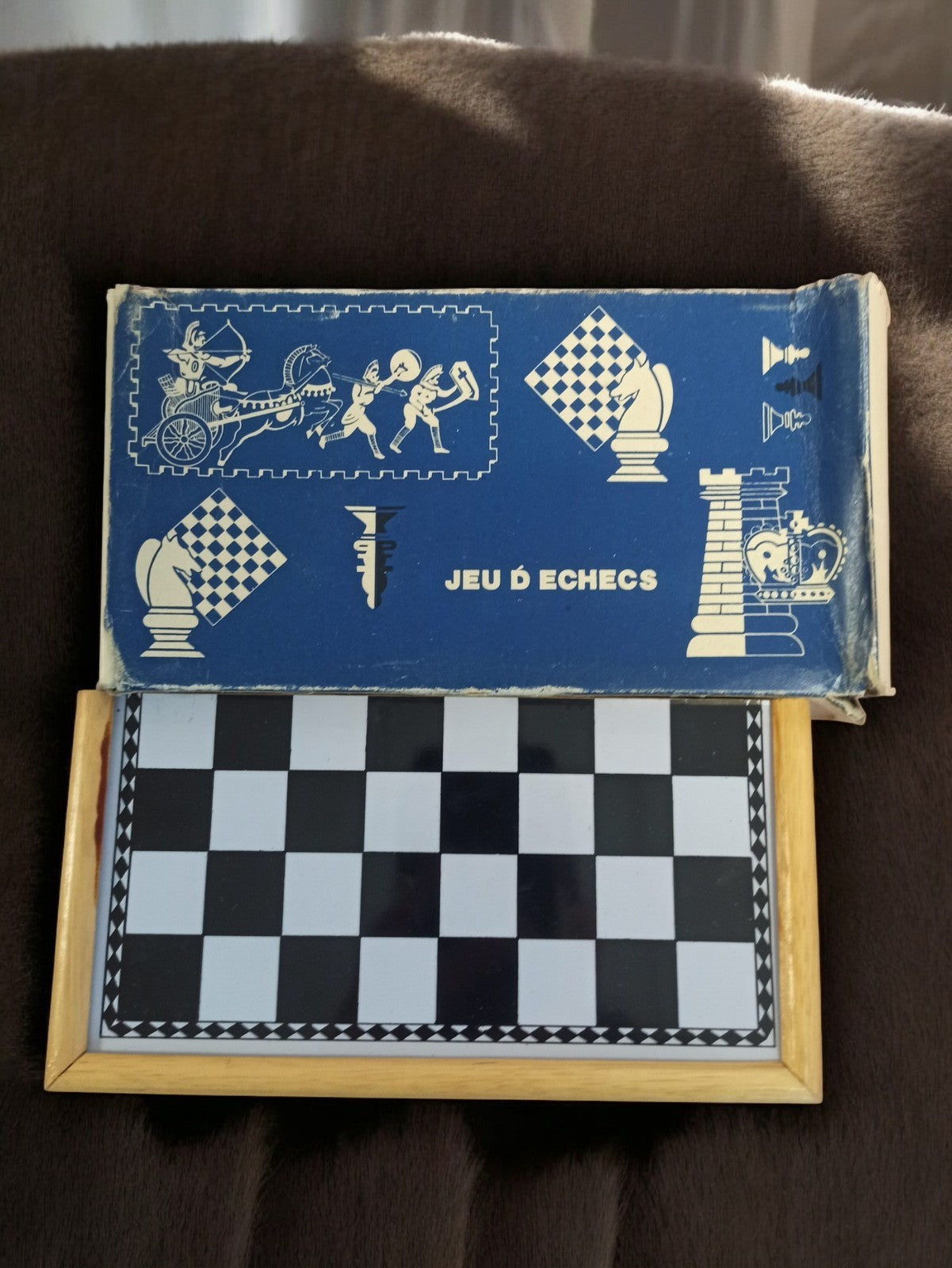 Jeu d'échecs ancien vintage format compact, échiquier bois, rétro