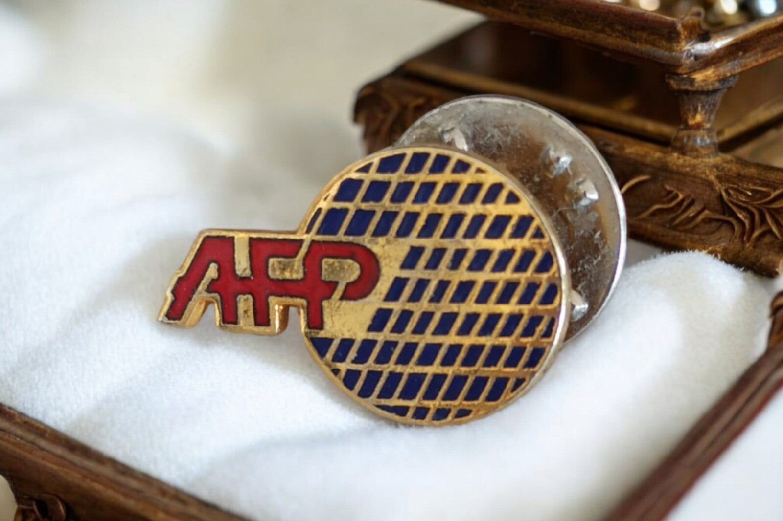 Pin's vintage AFP Agence France Presse rétro, logo rouge bleu doré